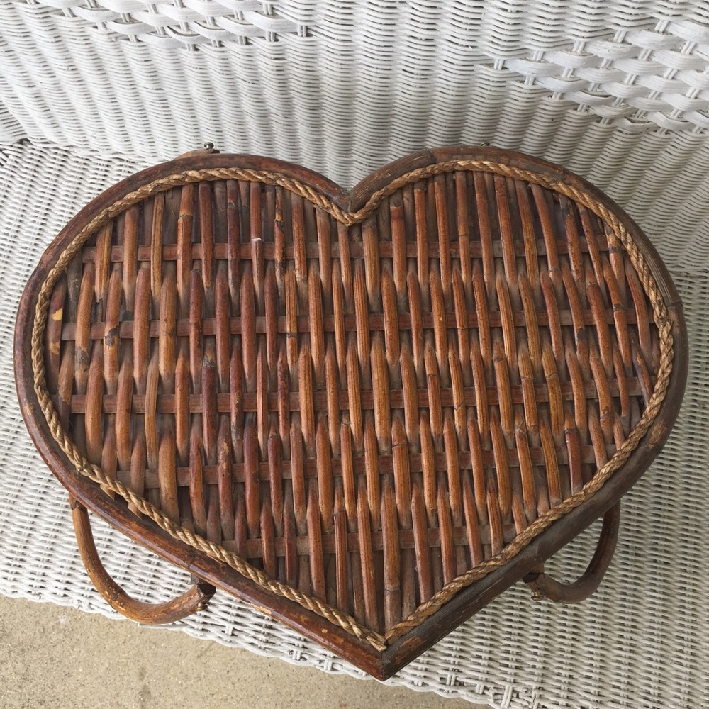 VTG Heart Shaped Picnic Basket w/Red Plaid Lining